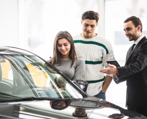 couple choosing car and asking car insurance grace period