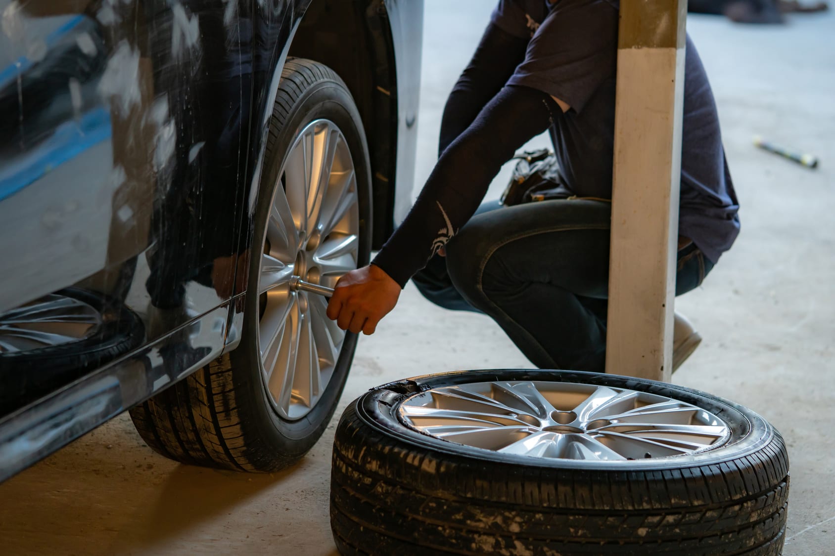 How To Safely Handle A Tire Blowout - EINSURANCE